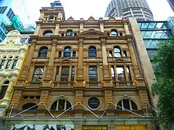 Building in Italianate style