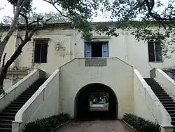 "Arsenal" between Wellesley house and Clive’s House with shells and cannons piled together near the Gateway Block IV/1 to12 and 14 to18.