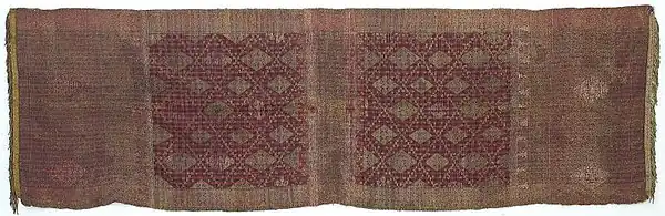 Shoulder cloth. The entire length of the plaid silk is decorated with gold thread (songket). The edges were decorated with gallons and gold trim, the shoulder cloth was silk with gold thread trimmings in Sumatra, circa 1900 (Tropenmuseum).