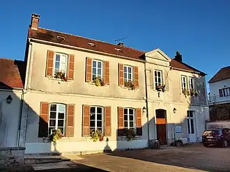 The town hall in Coulangeron
