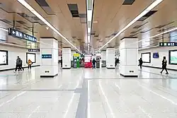 Line 10 east concourse