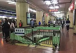 South transfer stairs from Line 2 to Line 3 before renovation (September 2017)