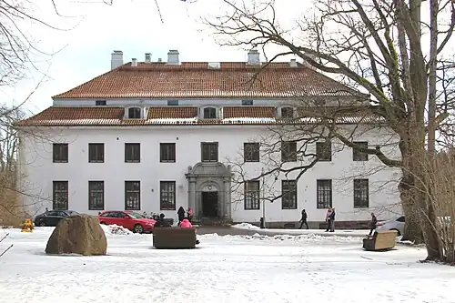 Träskända manor [fi] in Kirkkonummi together with Bertel Liljequist [fi], built in the 1920s