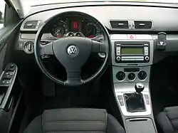Interior (pre-facelift)