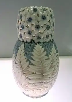 Vase with blossoms and fern leaves by Effie Hegermann-Lindencrone (1907)