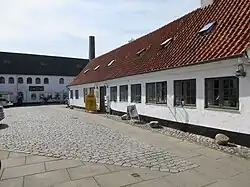 The listed side wing