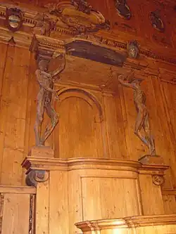 The teacher's chair and the statues of the ‘Spellati’ (skinned)