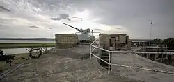 View of a Bofors 40 mm anti-aircraft gun on the roof of the fort, with the river visible on the left and the fort's interior on the right