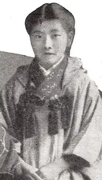 A 1920s hifu with ribbon ties.