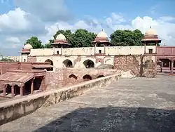 Fatehpur Sikri: Karwan buildings above the Karwan Sarai