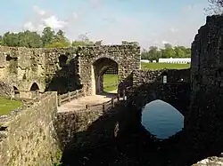 Leeds Castle: Ruins of barbicans and dam