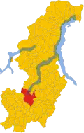 Como's position in relation to its lake.