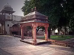 Fatehpur Sikri: Ranges of building between Diwan-i-Am and the Treasury including a Hammam