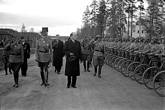 The President of Finland Risto Ryti and the Marshal Mannerheim inspect the honorary company.