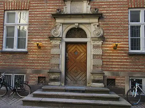 Door in the side wing