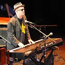 Southside_Johnny_at_the_Duncan_2013_(8434100307)