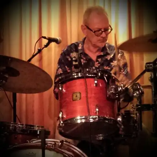 Steve_Goulding_performing_with_the_Mekons_at_the_Hideout,_Chicago,_IL_on_2015.07.13.jpg