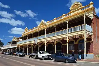 Freemasons Hotel (Toodyay); two-storey verandah added c. 1905.