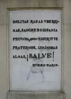 Close-up of the monument featuring the Spanish-language text.