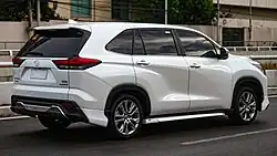 Innova Zenix 2.0 Q Hybrid with Modellista package (MAGH10)