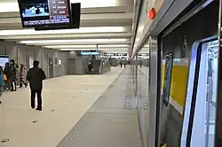 Line 6 train at Chegongzhuang station