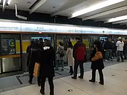 Passengers boarding a westbound line 6 train