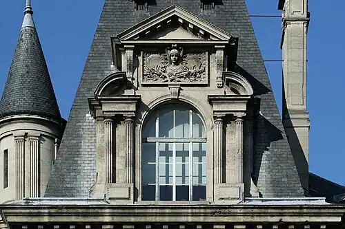 Southeastern turret, rooftop decoration