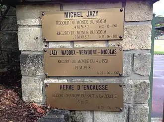 Plaque commémorant les records de Michel Jazy, Hervé d'Encausse et du relais 4X1500m français
