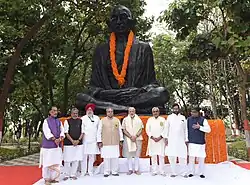 The Prime Minister, Shri Narendra Modi paying homage at the statue of Mahatma Gandhi, at Motihari.
