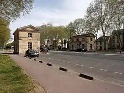 The octroi pavilions at the crossroads with Avenue de Porchefontaine form a symbolic entrance to the royal city.